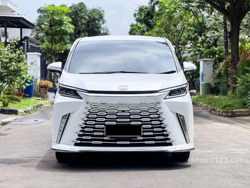 2023 Lexus LM 350h 7 Seater MPV
