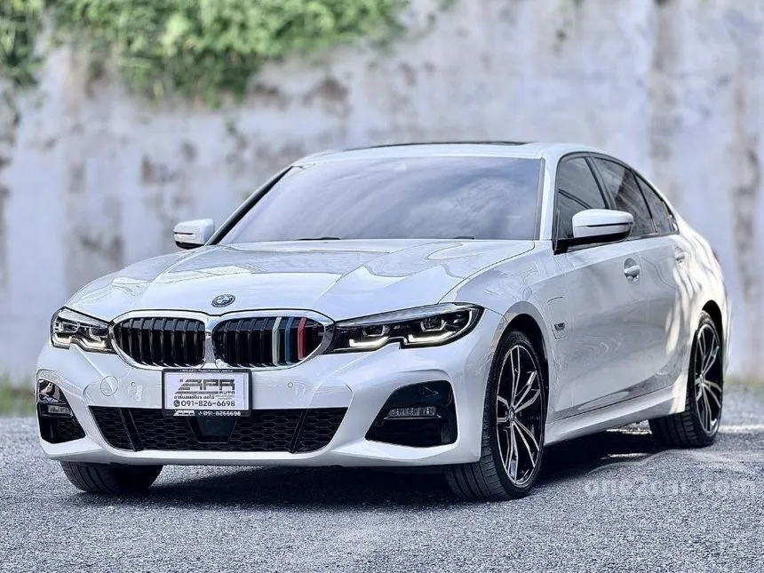 2022 BMW 330e M Sport Sedan