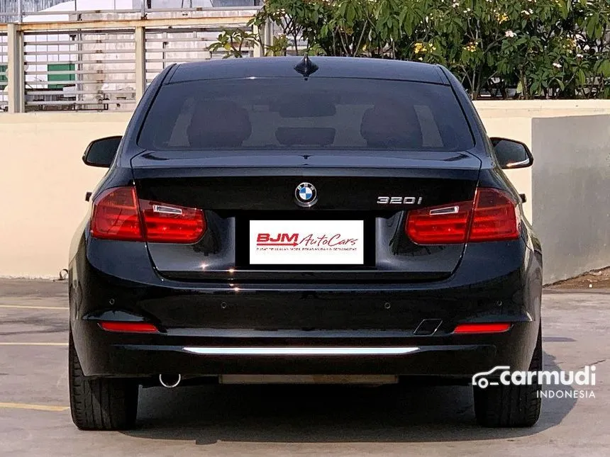 2013 BMW 320i Luxury Sedan