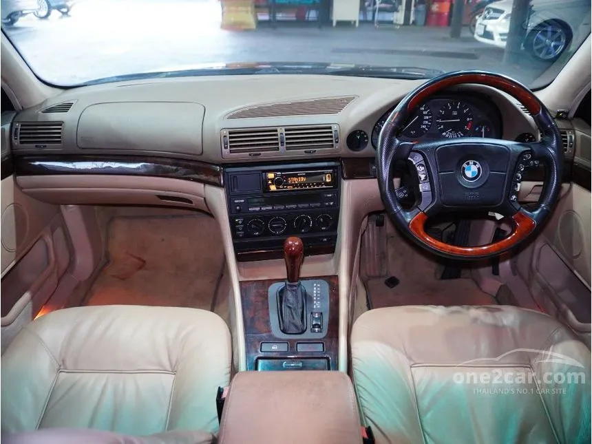2000 BMW 730i Sedan