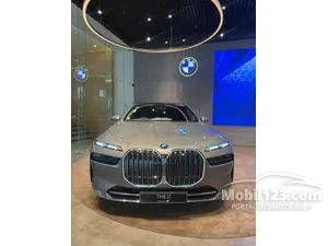 2025 BMW 735i 3.0 M Sport Sedan