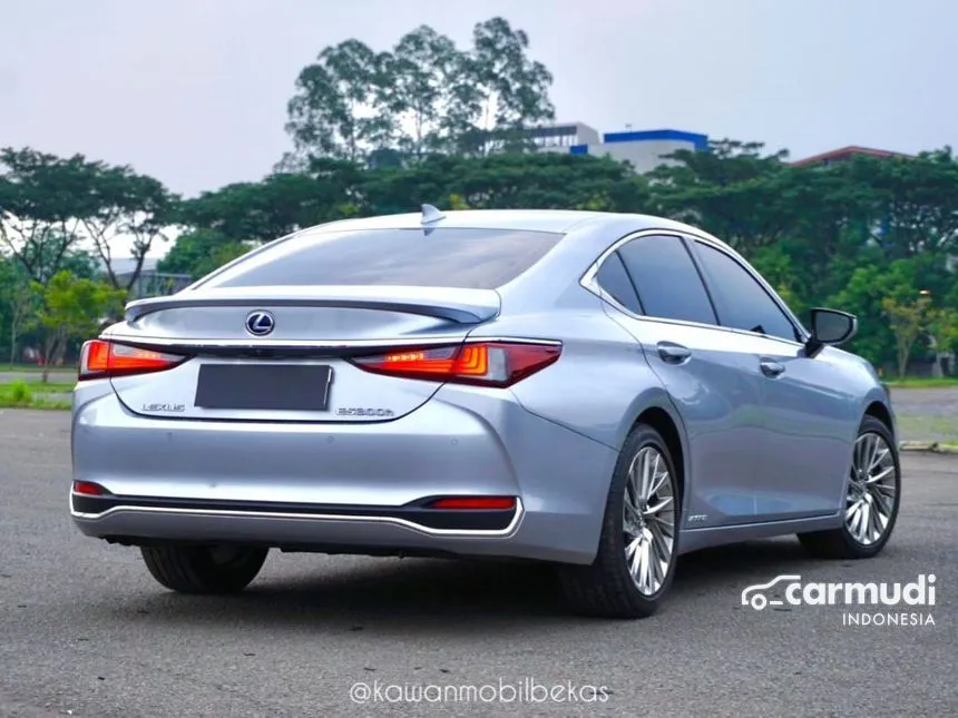 2022 Lexus ES 300h Ultra Luxury Sedan