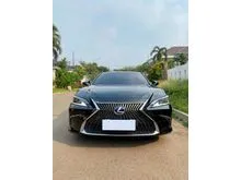 2019 Lexus ES 300h 2.5 Ultra Luxury Sedan Black on Brown Odo 40 Rb (TERMURAH)