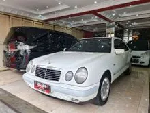 1997 Mercedes-Benz E230 2.3 Sedan AT Km RENDAH PUTIH
