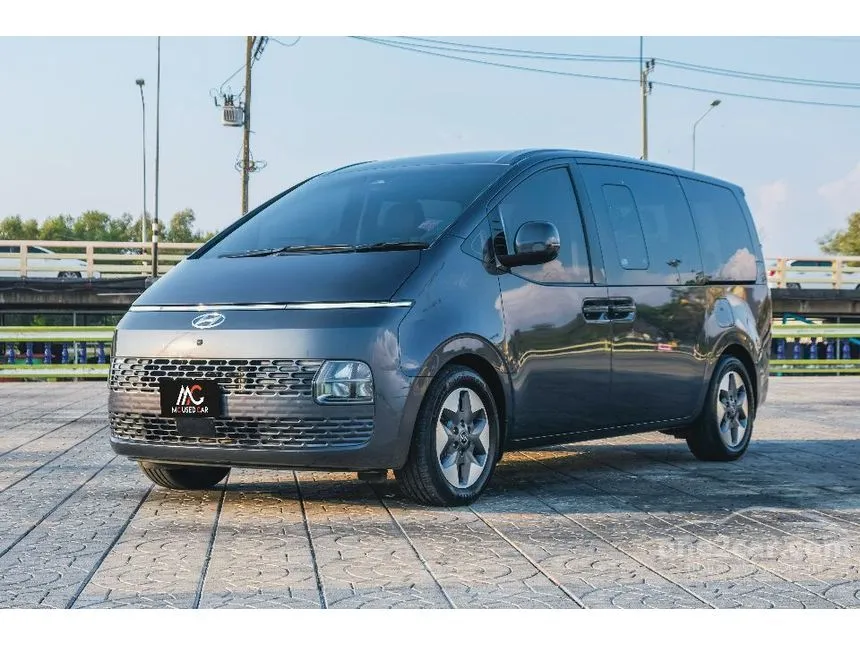 2022 Hyundai Staria SEL Van