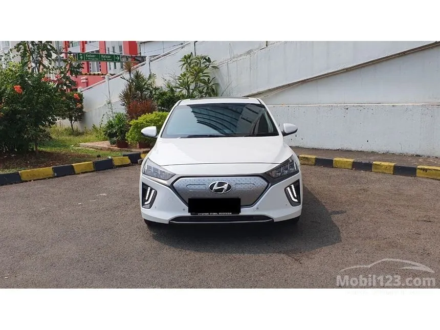 Jual Mobil Hyundai IONIQ 2022 Electric Signature di DKI Jakarta Automatic Fastback Putih Rp 399.000.000