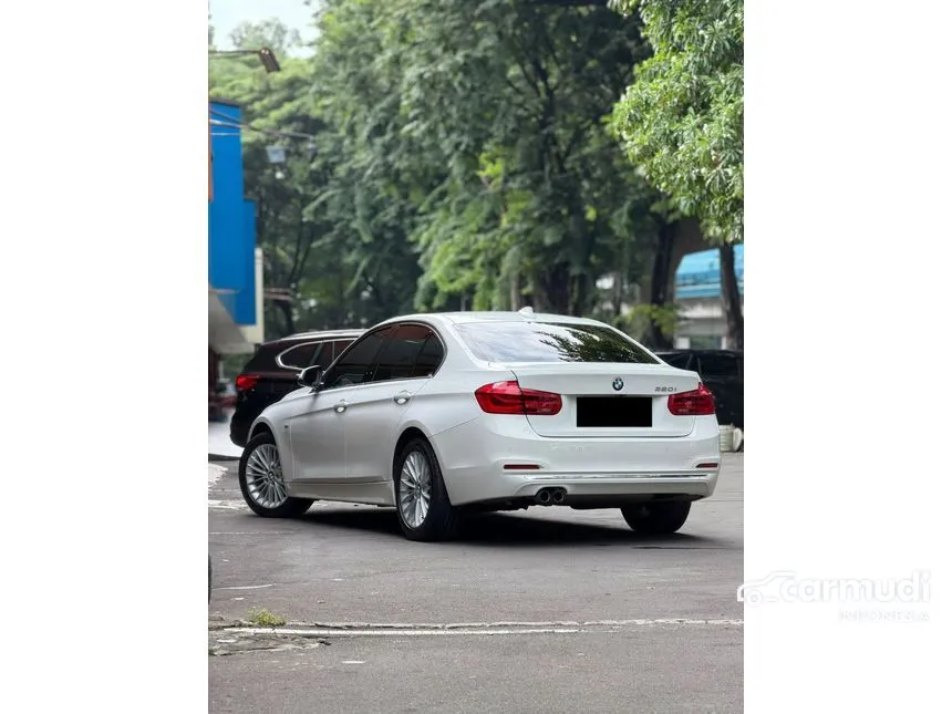 2018 BMW 320i Luxury Sedan