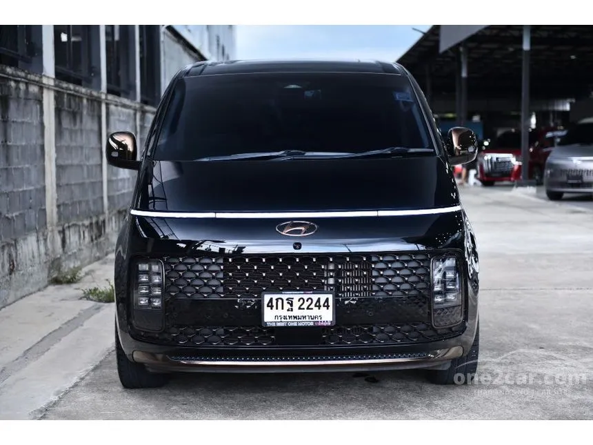 2023 Hyundai Staria Premium with sunroof Van
