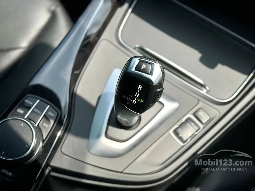 2018 BMW 320i Luxury Sedan