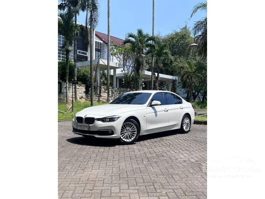 2018 BMW 320i Luxury Sedan