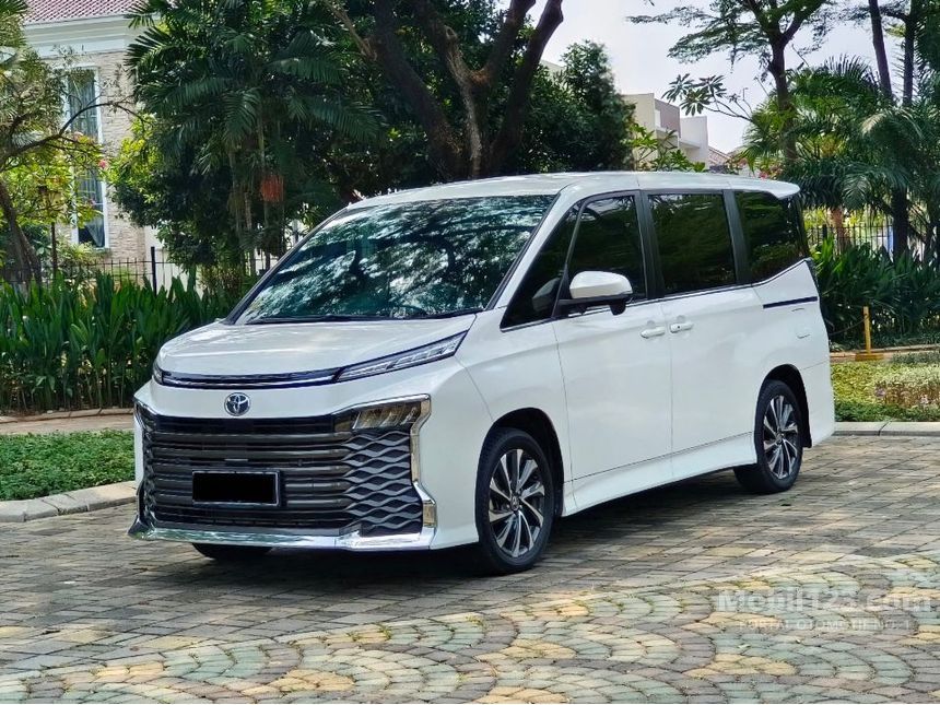 Jual Mobil Toyota Voxy 2022 (Premium Color) 2.0 di Banten Automatic MPV ...
