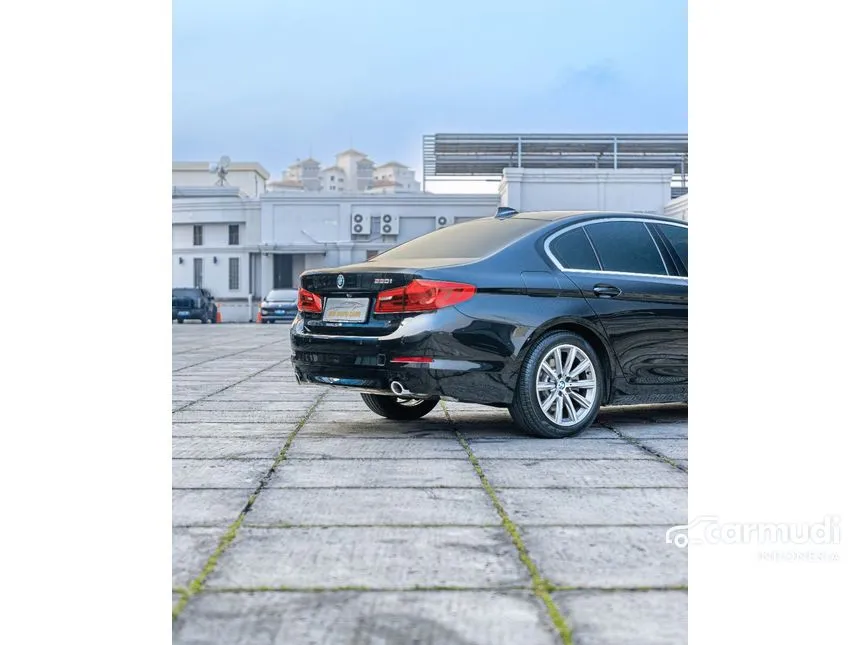 2019 BMW 520i Luxury Sedan