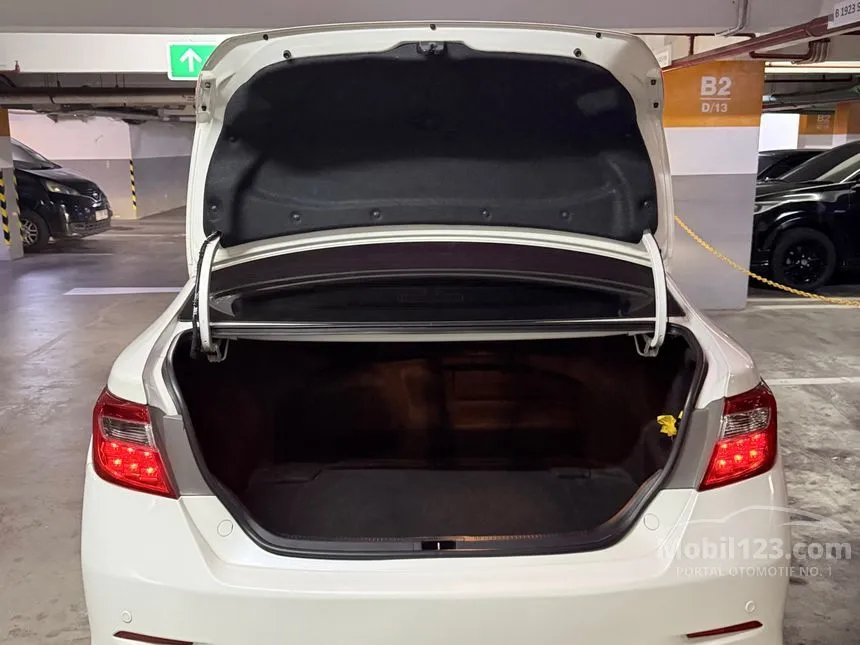 2014 Toyota Camry Hybrid Sedan