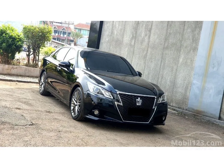 2013 Toyota Crown Sedan