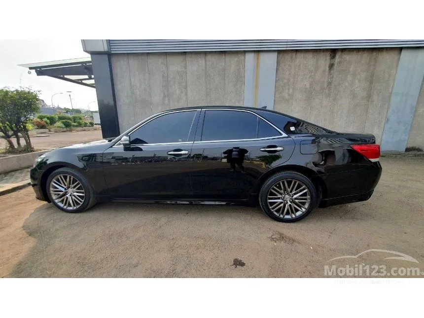 2013 Toyota Crown Sedan