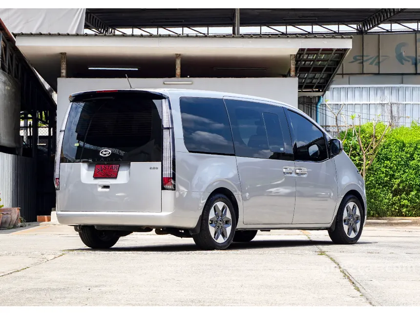 2022 Hyundai Staria SEL Van