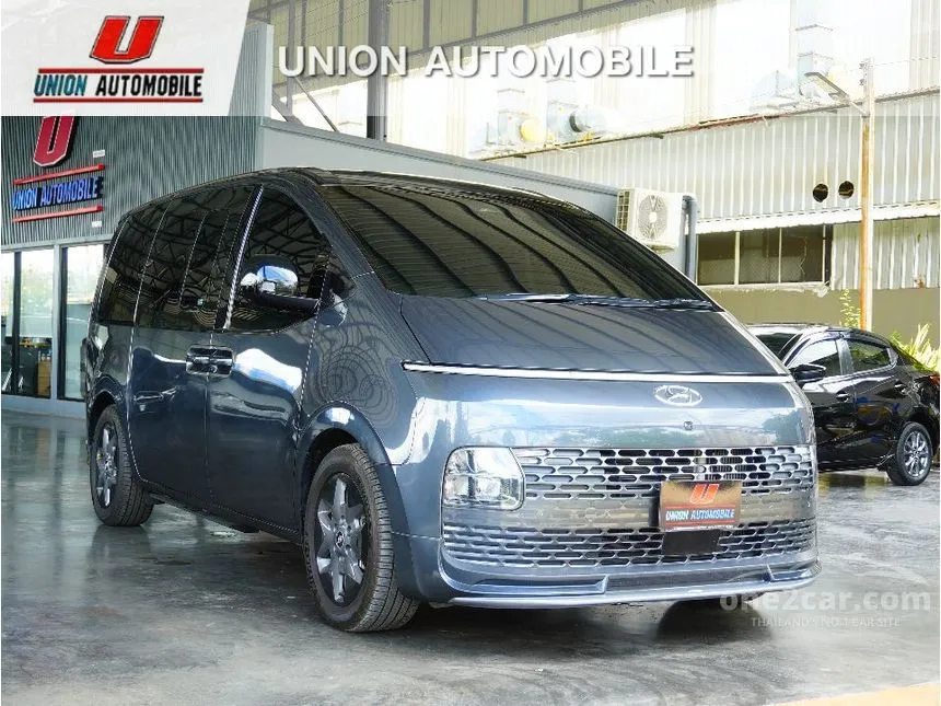 2022 Hyundai Staria SEL Van