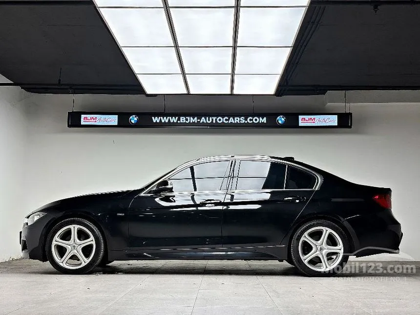 2013 BMW 320i Luxury Sedan