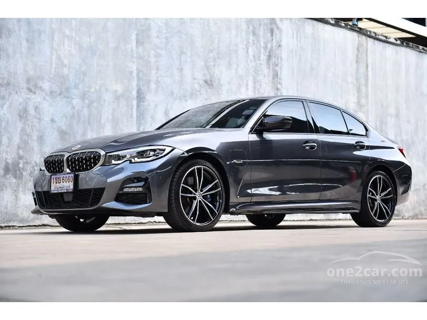 2022 BMW 330e M Sport Sedan