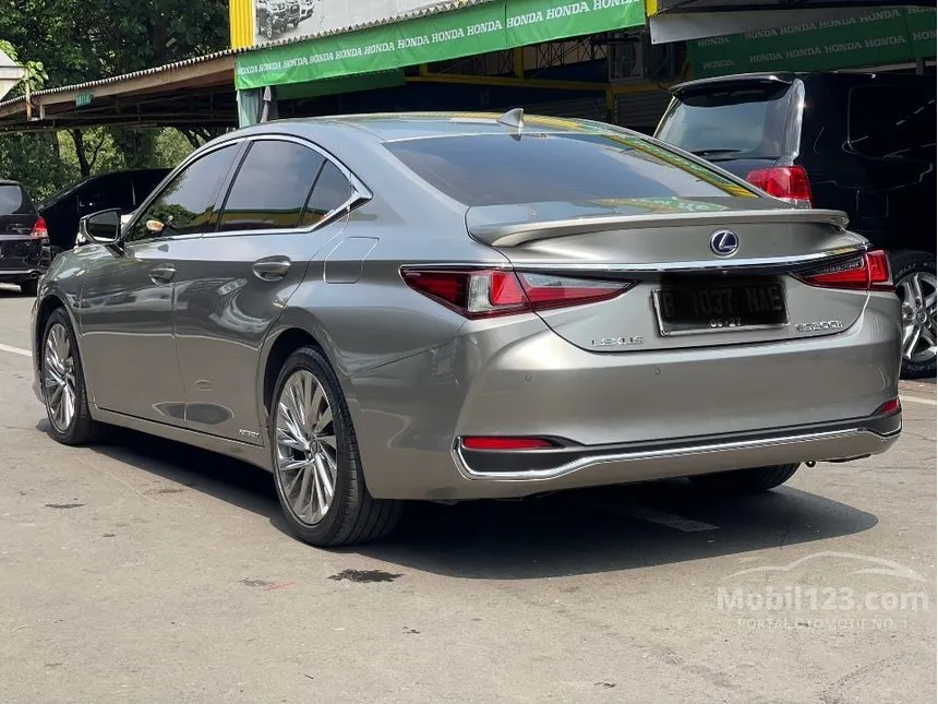 2022 Lexus ES 300h Ultra Luxury Sedan