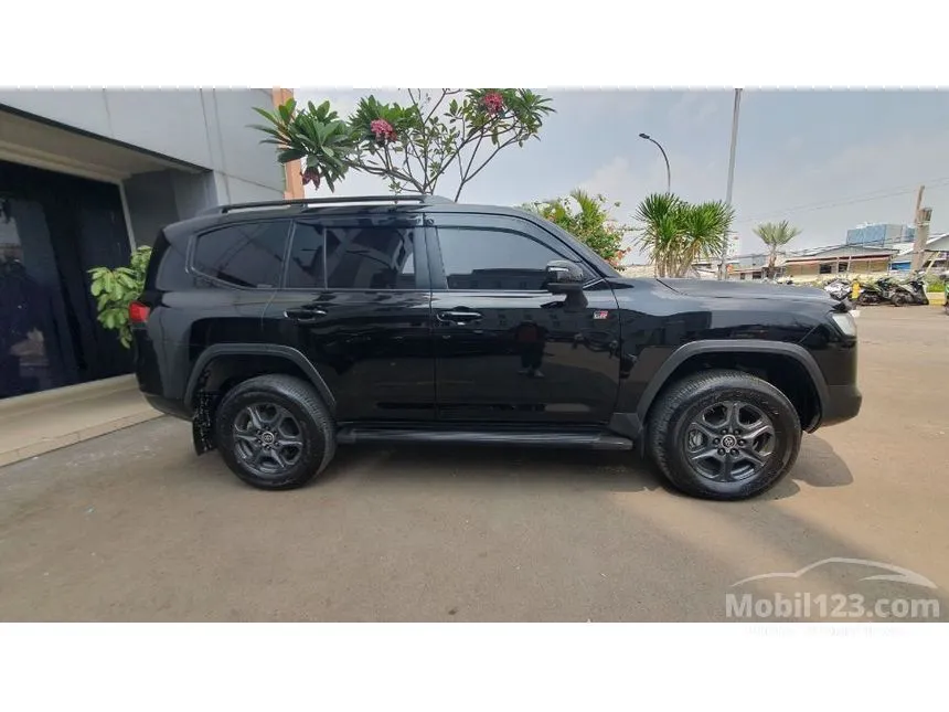2023 Toyota Land Cruiser 300 GR-S (Premium Colour) SUV