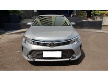2015 Toyota Camry 2.5 V Sedan silver kredit dp 90 jt saja pajak panjang