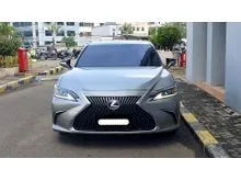 2020 Lexus ES 300h 2.5 Ultra Luxury Sedan sonic titanium km 28 ribuan