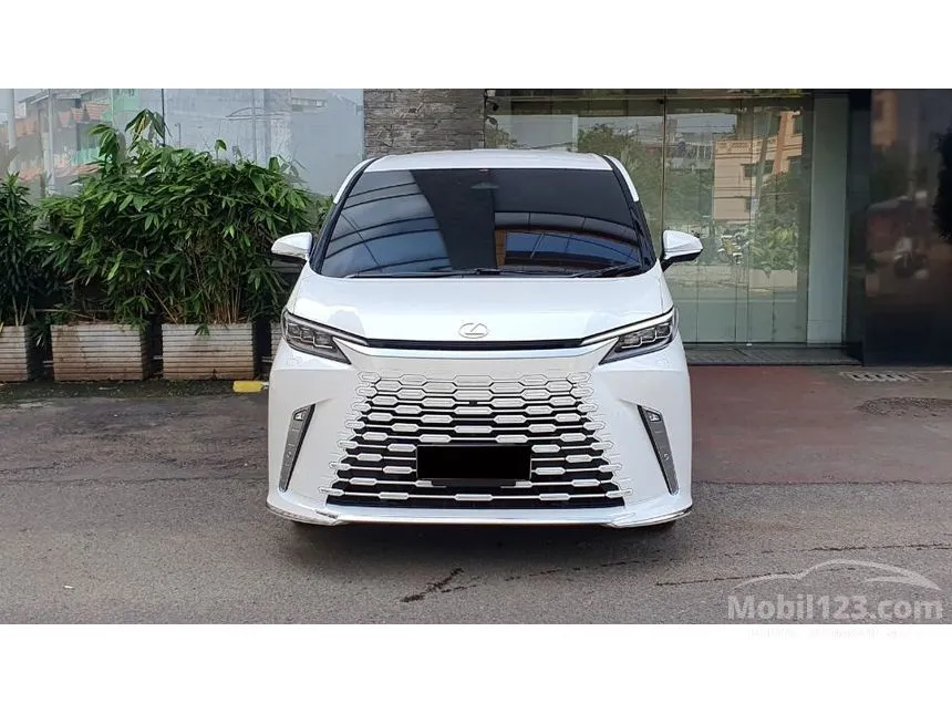 2024 Lexus LM 350h 7 Seater MPV