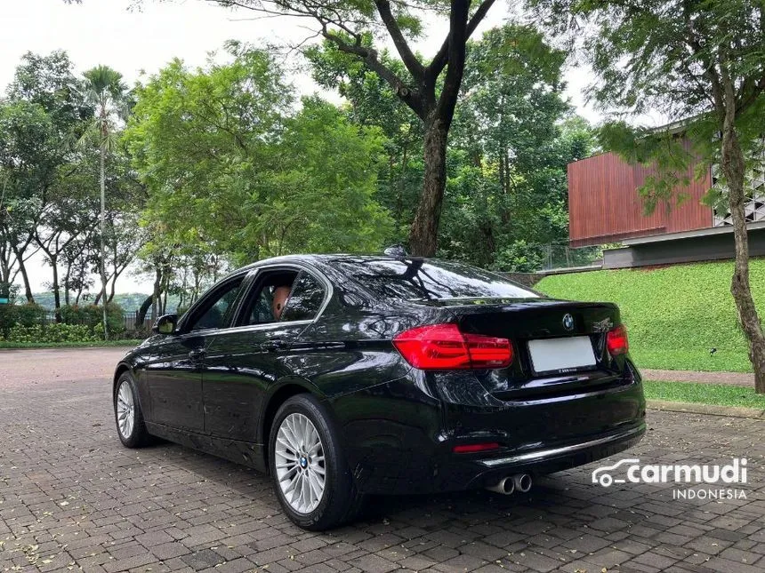 2018 BMW 320i Luxury Sedan