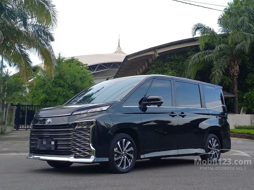 Jual Mobil Toyota Voxy 2023 2.0 di Jawa Timur Automatic Van Wagon Hitam Rp 578.000.002
