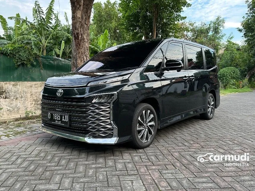 Jual Mobil Toyota Voxy 2022 2.0 di Jawa Timur Automatic Van Wagon Hitam Rp 520.000.000