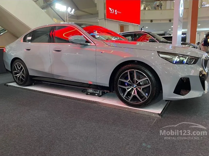 2025 BMW 520i M Sport Sedan