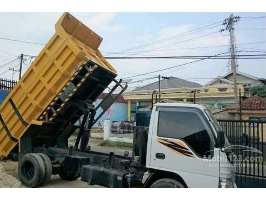 Jual Mobil Isuzu Dump  Truck  2014 4 6 di Yogyakarta  Manual 