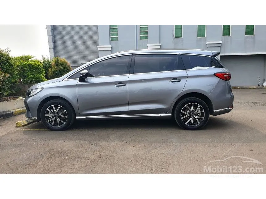 2025 BYD M6 Superior Captain 6 Seater MPV