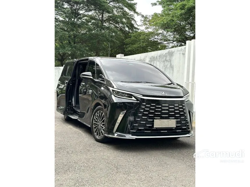 2024 Lexus LM 350h 7 Seater MPV