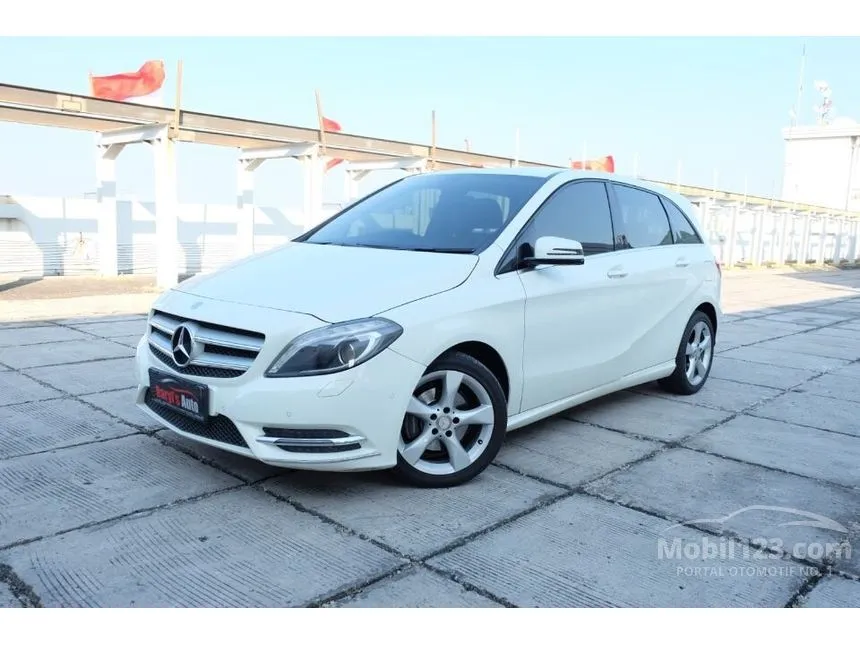 2014 Mercedes-Benz B200 Sport Hatchback
