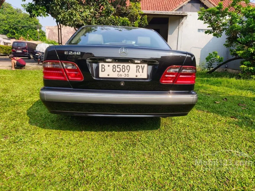 2000 Mercedes-Benz E240 Elegance Sedan