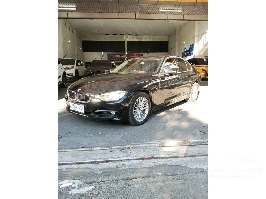 2013 BMW 320i Luxury Sedan