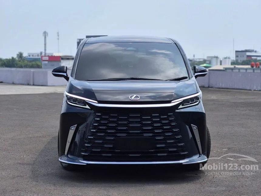 2024 Lexus LM 350h 7 Seater MPV