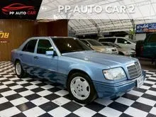 1993 Mercedes-Benz E220 2.2 W124 (ปี 85-96)  Sedan