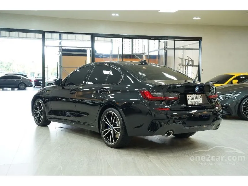 2022 BMW 330e M Sport Sedan