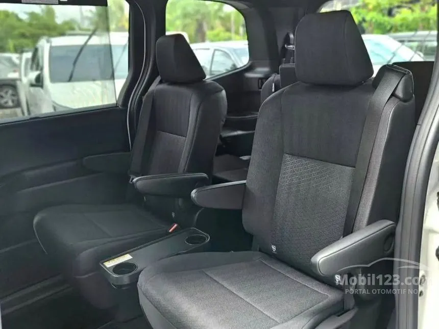 2025 Toyota Voxy (Non Premium Color) MPV