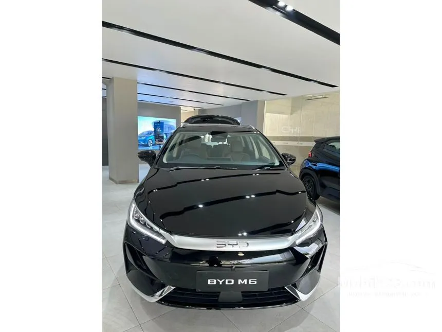 2025 BYD M6 Superior Captain 6 Seater MPV