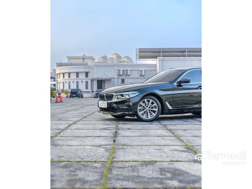 2019 BMW 520i Luxury Sedan