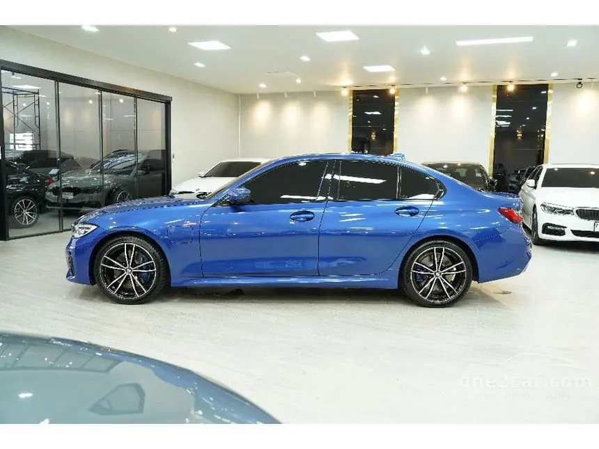 2022 BMW 330e M Sport Sedan