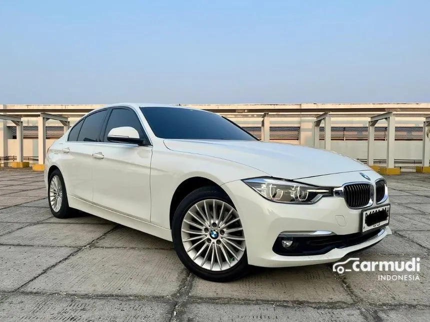 2018 BMW 320i Luxury Sedan