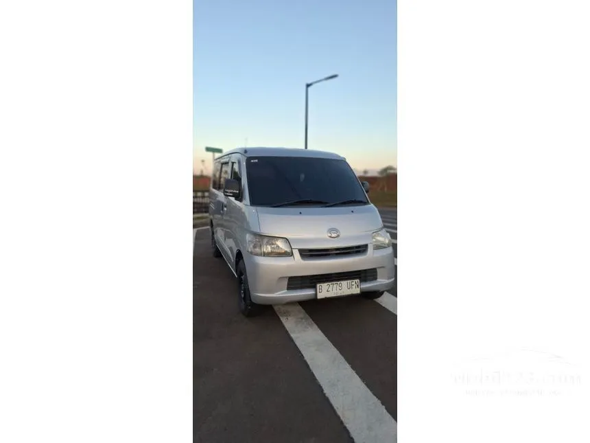2017 Daihatsu Gran Max Mini Bus D Van