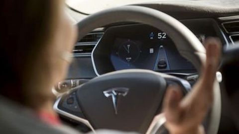 Tesla Model S Bisa Parkir Sendiri
