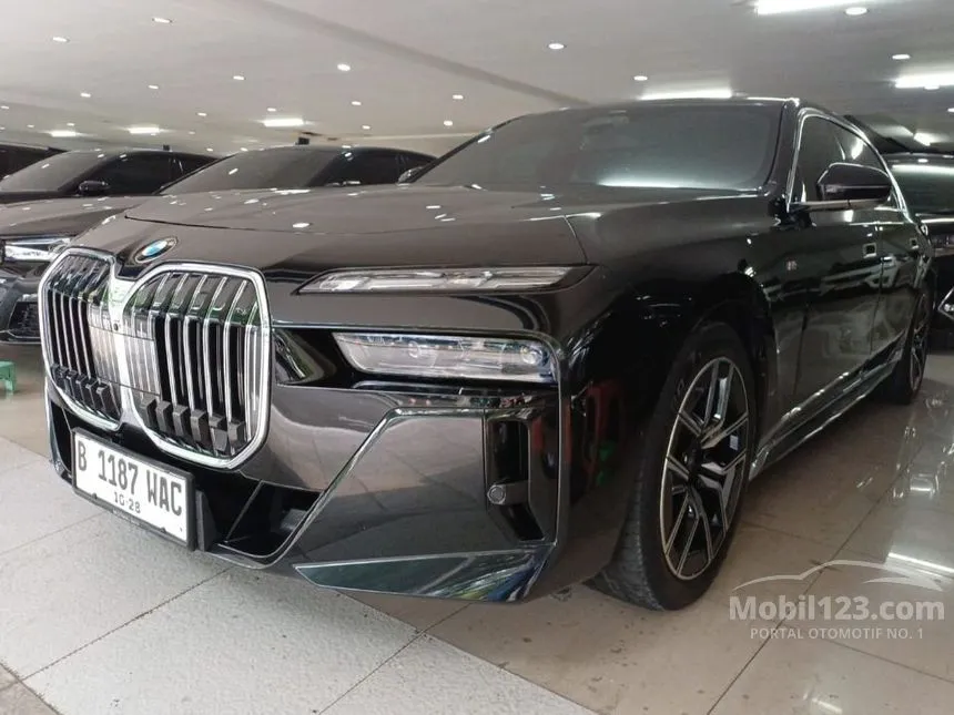 2023 BMW 735i M Sport Sedan