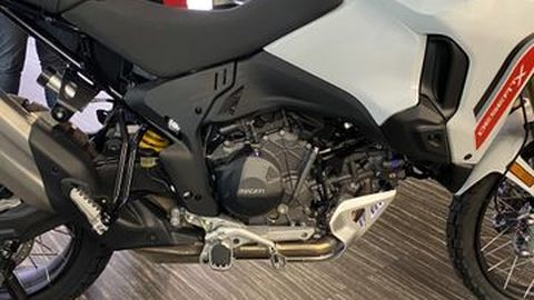 Ducati DesertX V2 Hadir dengan Mesin Non-Desmo dan EBC, Apa Keunggulannya?